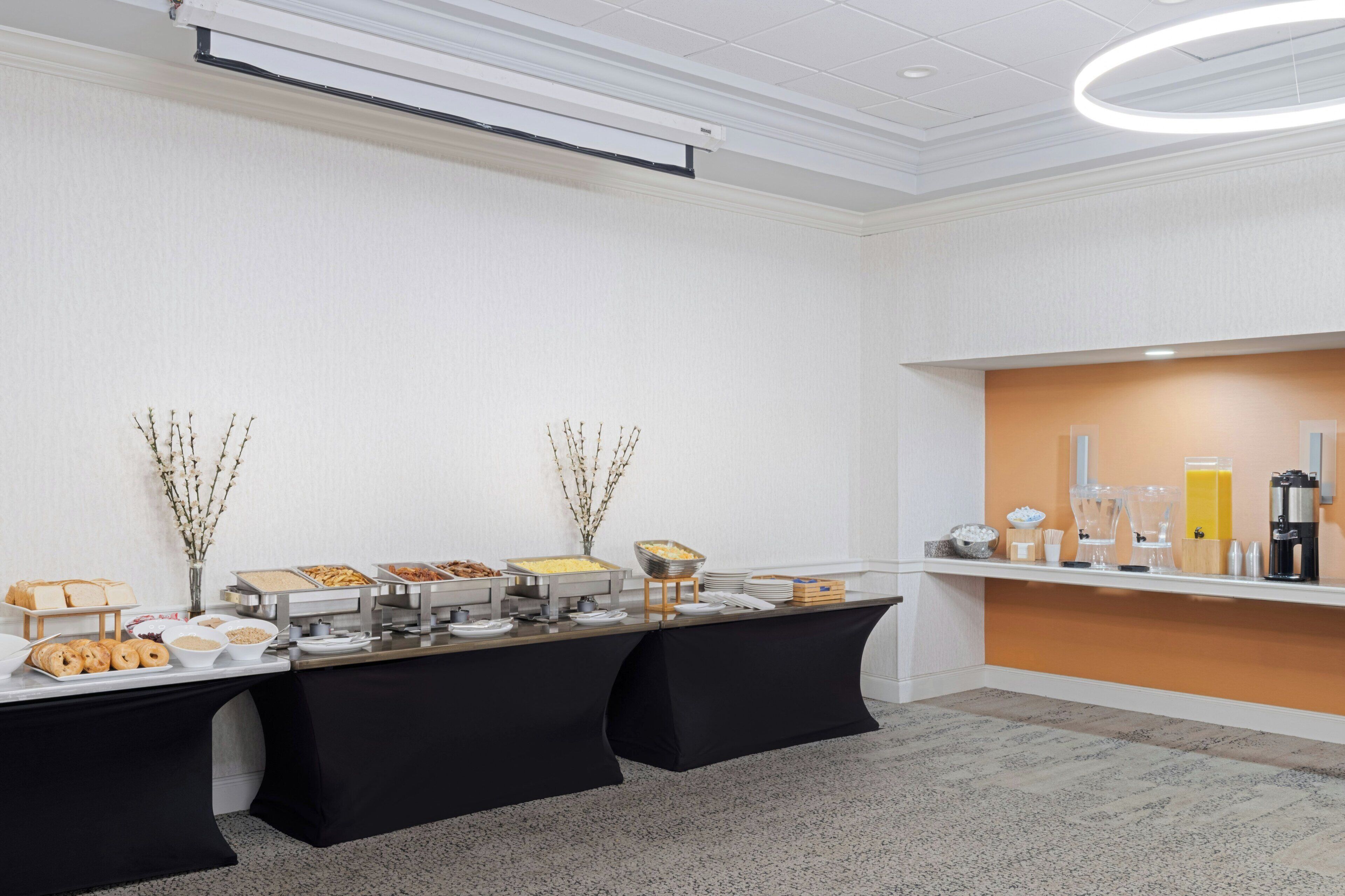 Disposição de buffet com diversos alimentos e um espaço para café.