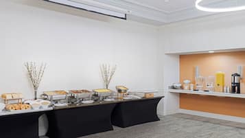 Disposição de buffet com diversos alimentos e um espaço para café.