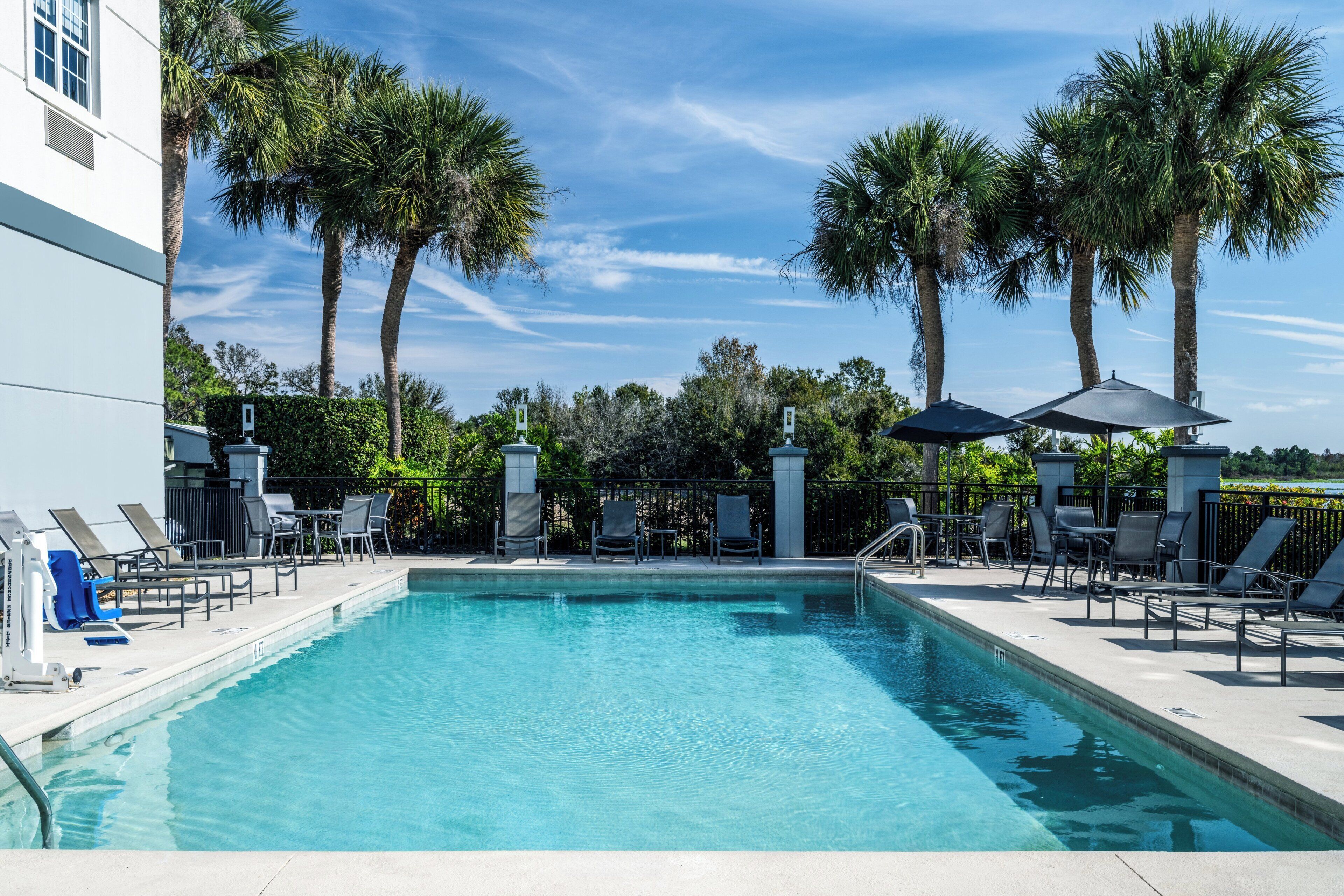 Una piscina al aire libre