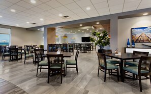 Breakfast, lunch and dinner served - Holiday Inn & Suites Daytona Beach on the Ocean by IHG (Daytona Beach)