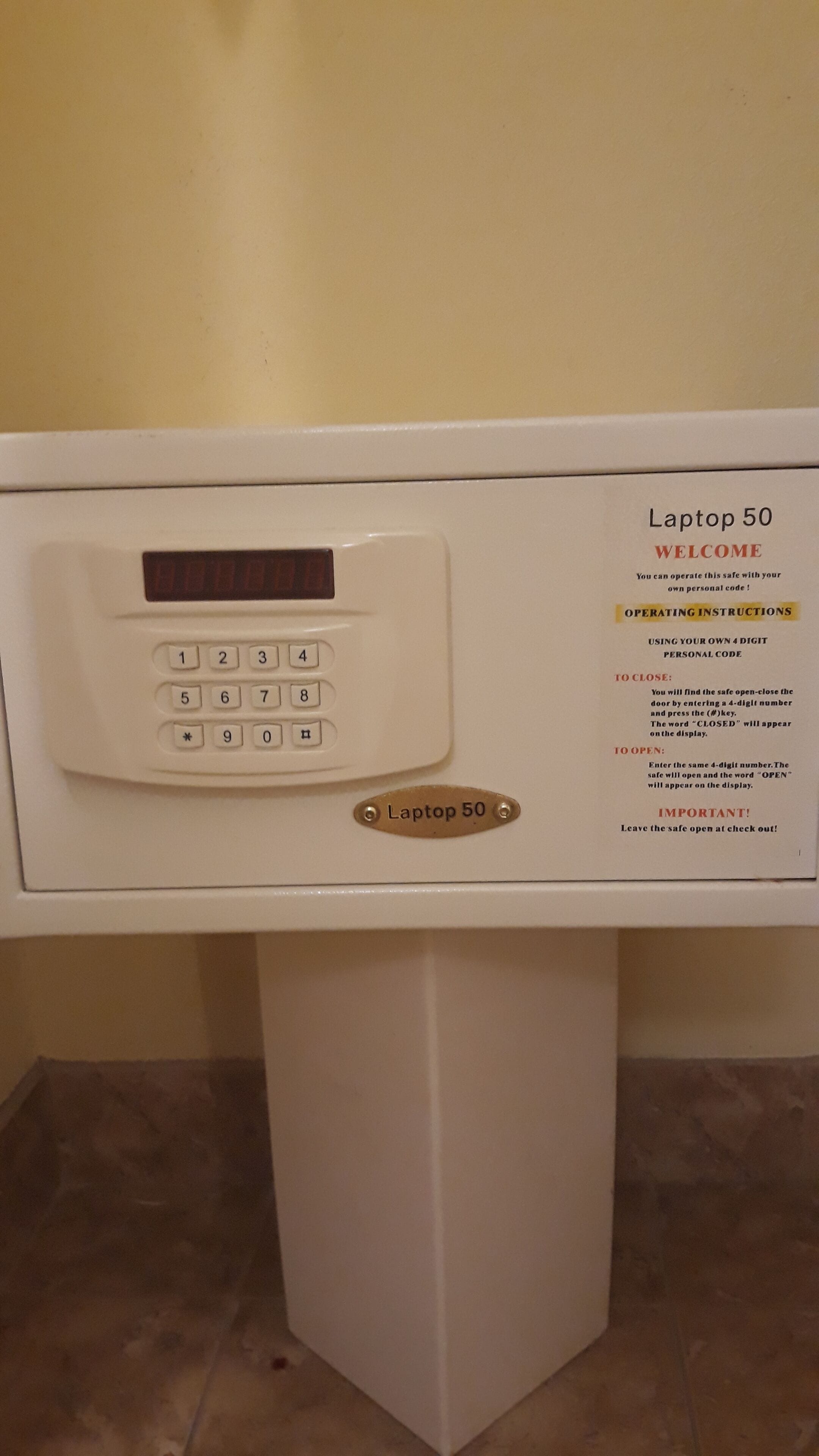 Un dispositivo electrónico blanco con teclado y pantalla, etiquetado como "Laptop 50" con instrucciones de uso.