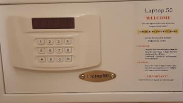 Un dispositivo electrónico blanco con teclado y pantalla, etiquetado como "Laptop 50" con instrucciones de uso.