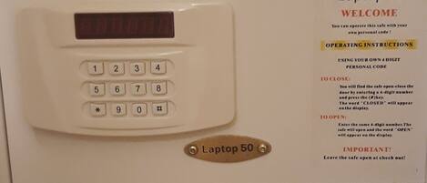 Un dispositivo electrónico blanco con teclado y pantalla, etiquetado como "Laptop 50" con instrucciones de uso.