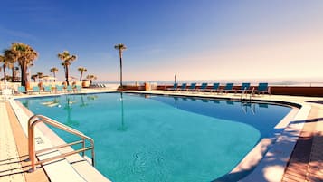 Una piscina al aire libre (de 07:00 a 23:00), sombrillas, tumbonas