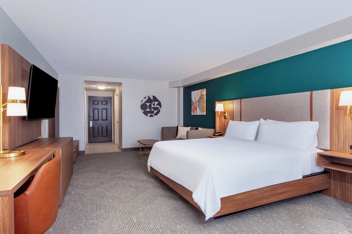 Chambre Standard, 1 trĂšs grand lit, vue sur la ville | Coffre-fort, espace de travail pour ordinateurs portables