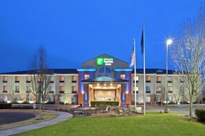 A Holiday Inn Express & Suites hotel with a prominent sign, a flagpole, and a well-maintained lawn. - Holiday Inn Express & Suites Albany by IHG (Albany)