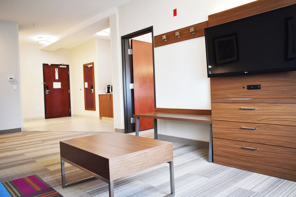 Suite, 1 Bedroom | Desk, blackout drapes, iron/ironing board, WiFi (free)