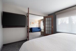 Pillowtop beds, in-room safe, desk, blackout drapes - Holiday Inn Express Hotel & Suites Saginaw by IHG (Saginaw)