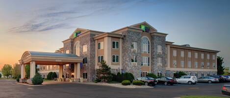 A Holiday Inn Express hotel with a covered entrance, multiple parking spaces, and a landscaped driveway.