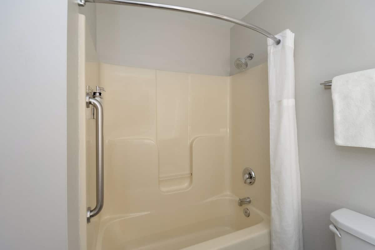 Articles de toilette (gratuits), séchoir à cheveux, serviettes fournies