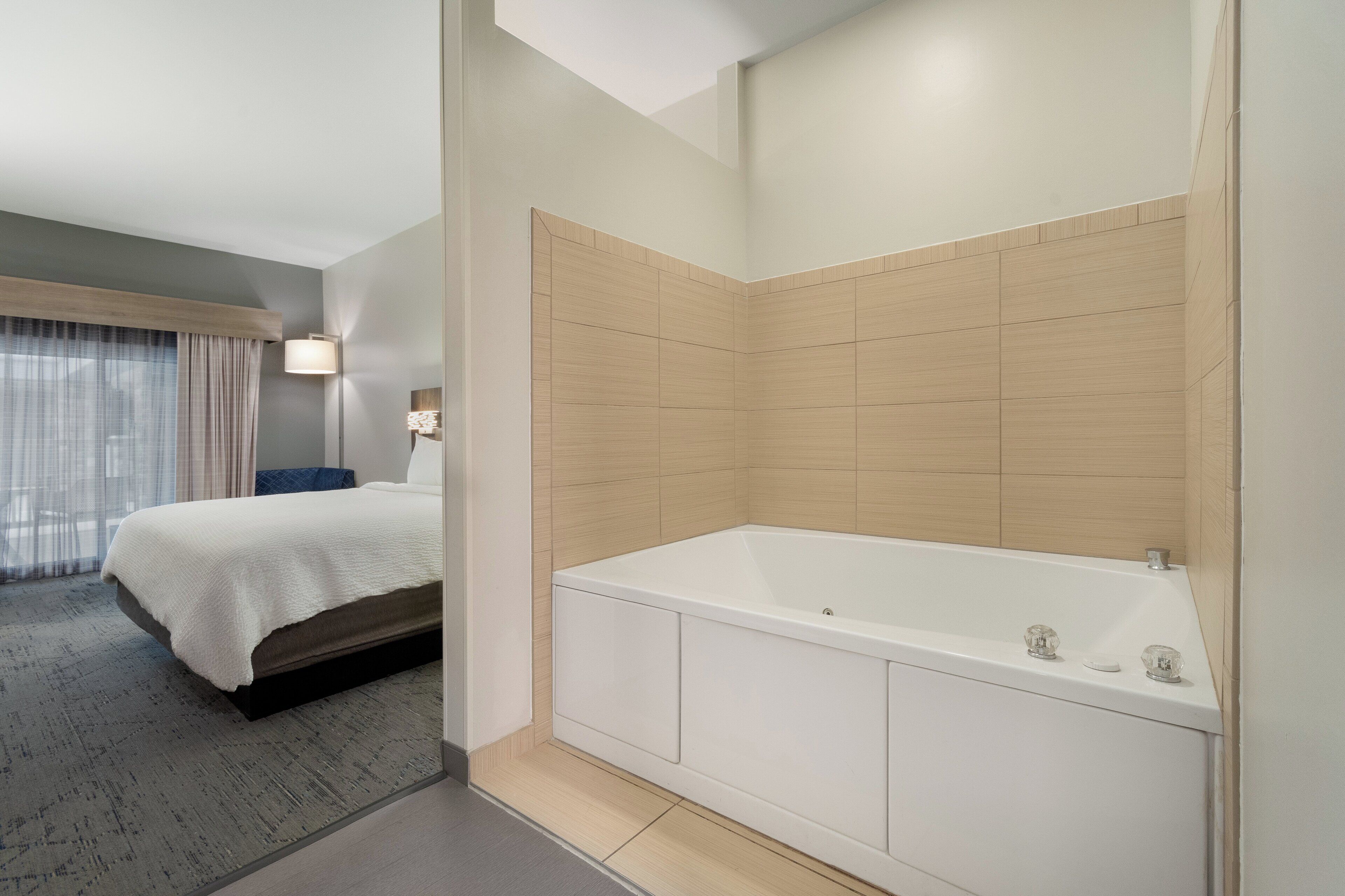 加厚床垫、客房内保险箱、办公桌、遮光窗帘