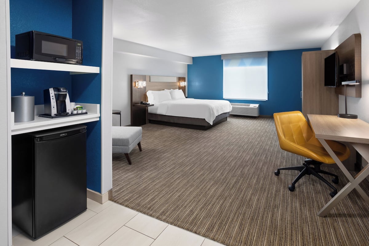 Standard Room, 1 King Bed | In-room safe, blackout drapes, iron/ironing board, free WiFi