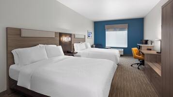 Habitació estàndard, 2 llits de matrimoni | Caixa forta a l'habitació, cortines opaques i planxa i posts de planxar