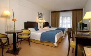 Frigobar, acesso à internet de alta velocidade, despertadores