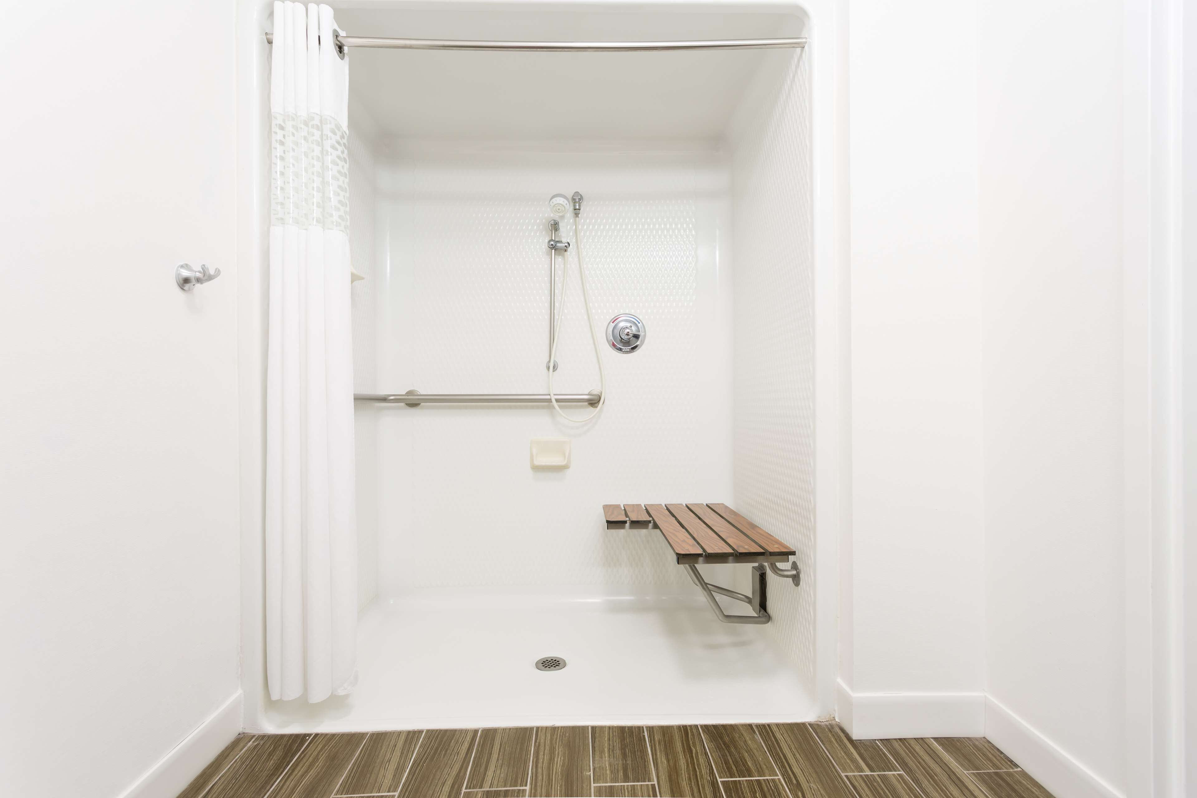 room, 1 king bed, accessible, non smoking | bathroom | towels