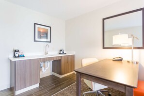 Studio, 1 King Bed, Accessible, Bathtub | Private kitchen