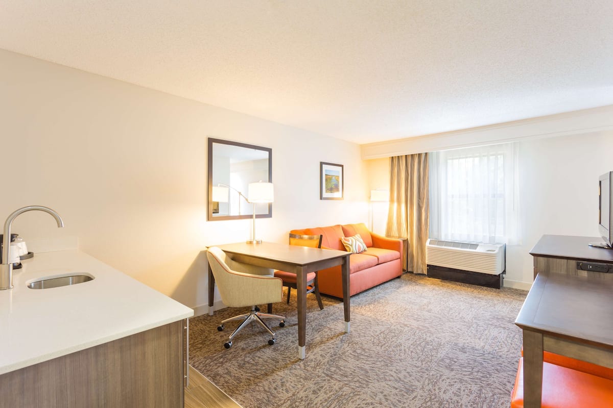 studio, 1 king bed | 1 bedroom, in-room safe, free wifi, bed sheets