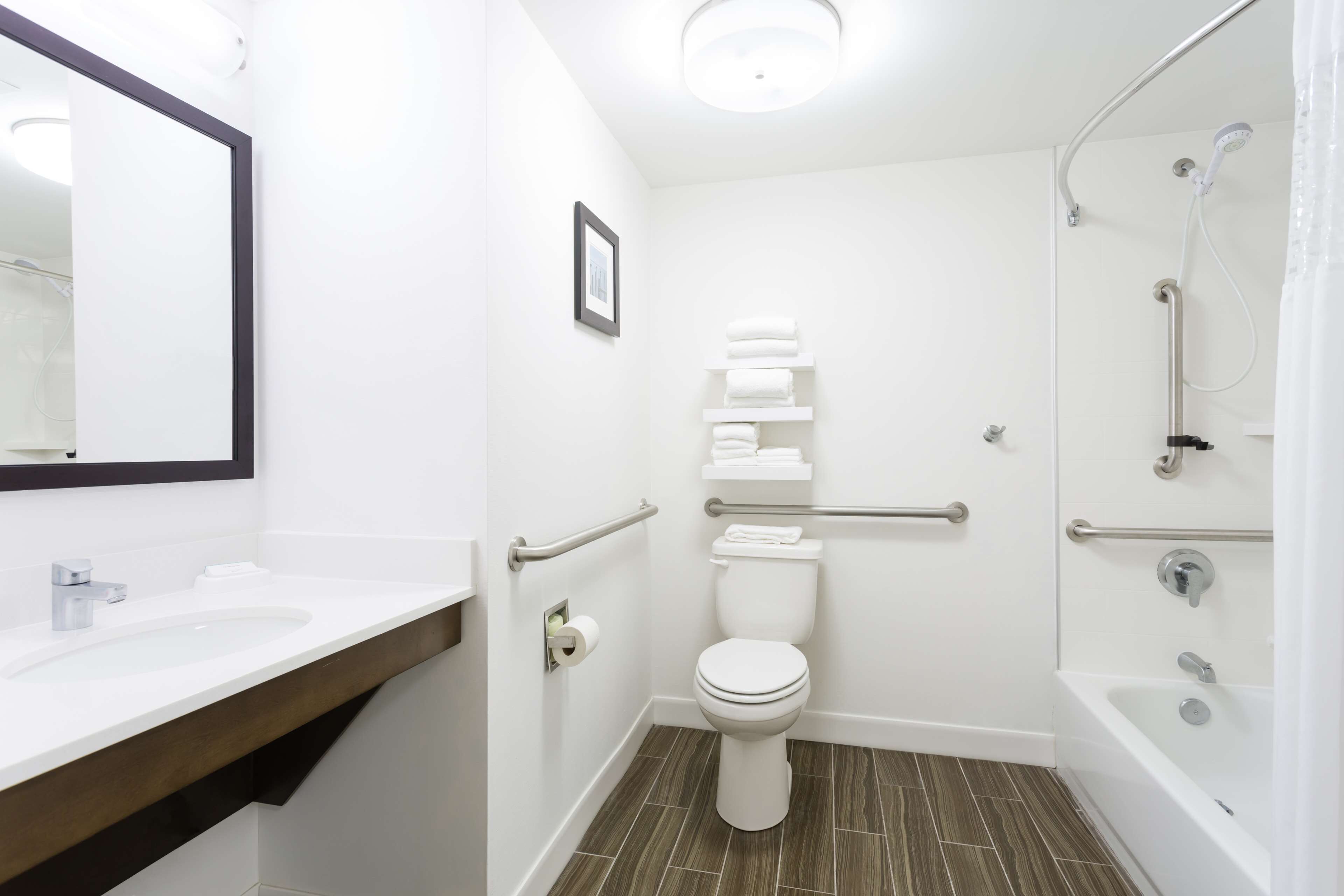 studio, 1 king bed, accessible, bathtub | bathroom | towels