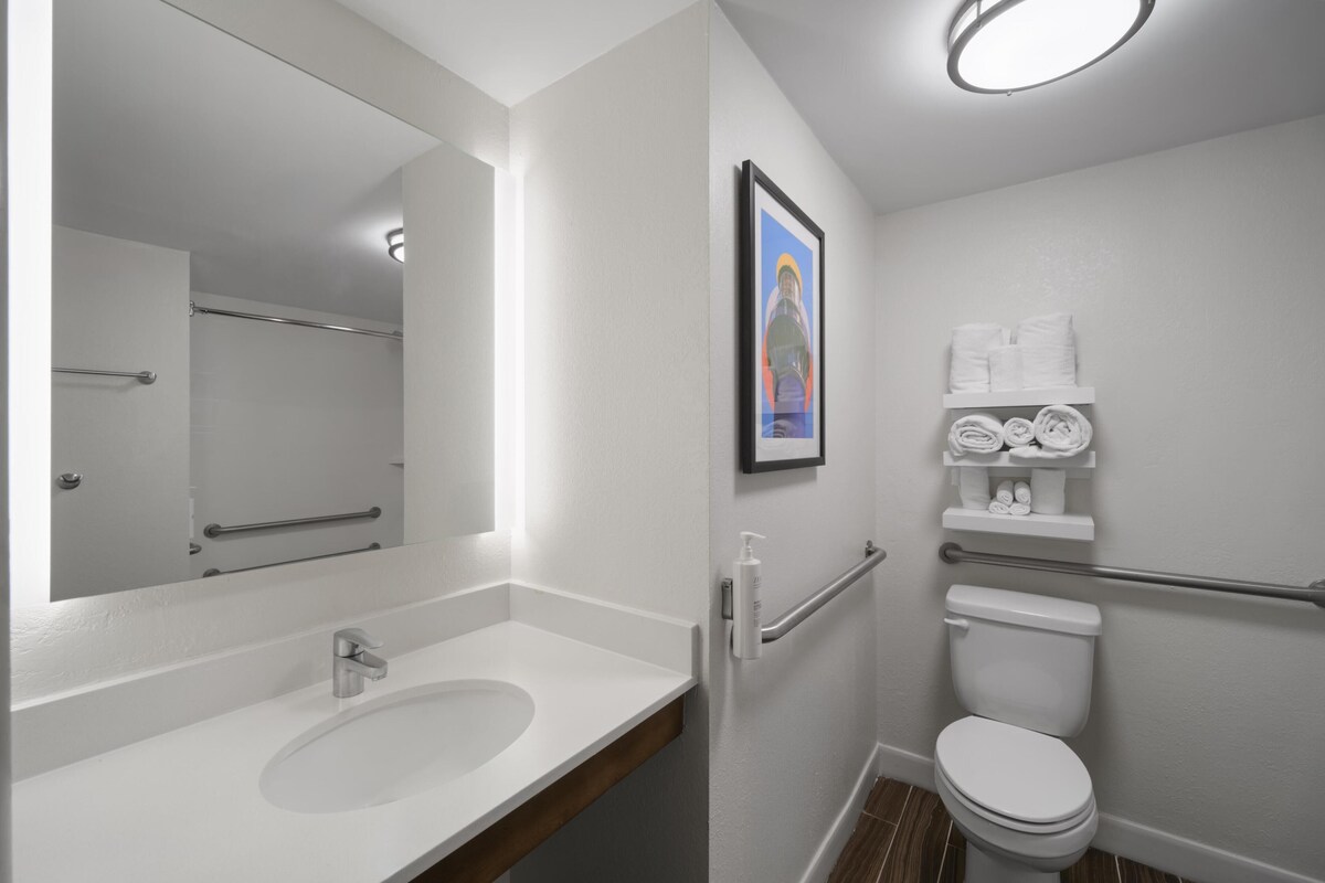 Habitación, 2 camas dobles, accesible para personas con discapacidad | Baño | Toallas