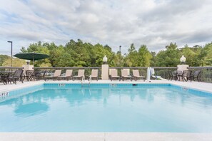 Piscine extérieure en saison