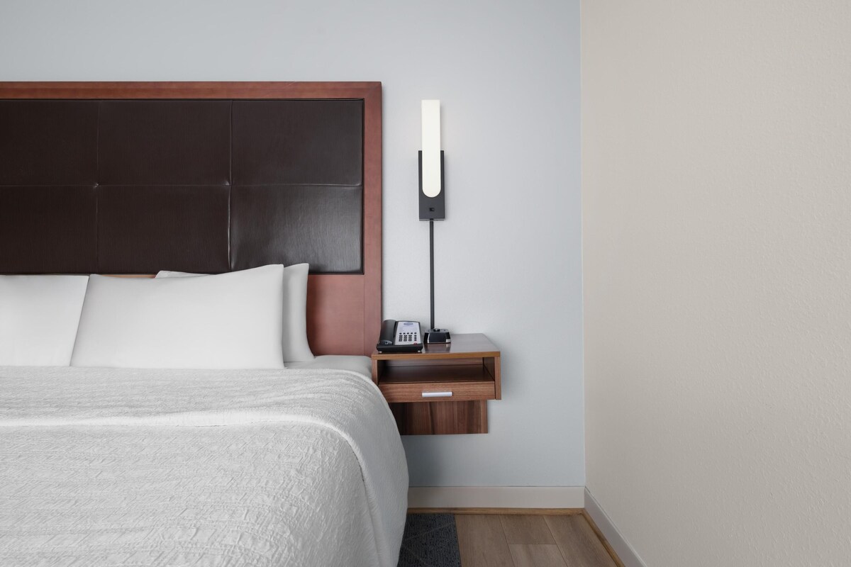 Estudio, 1 cama de matrimonio grande | Caja fuerte, wifi gratis, ropa de cama