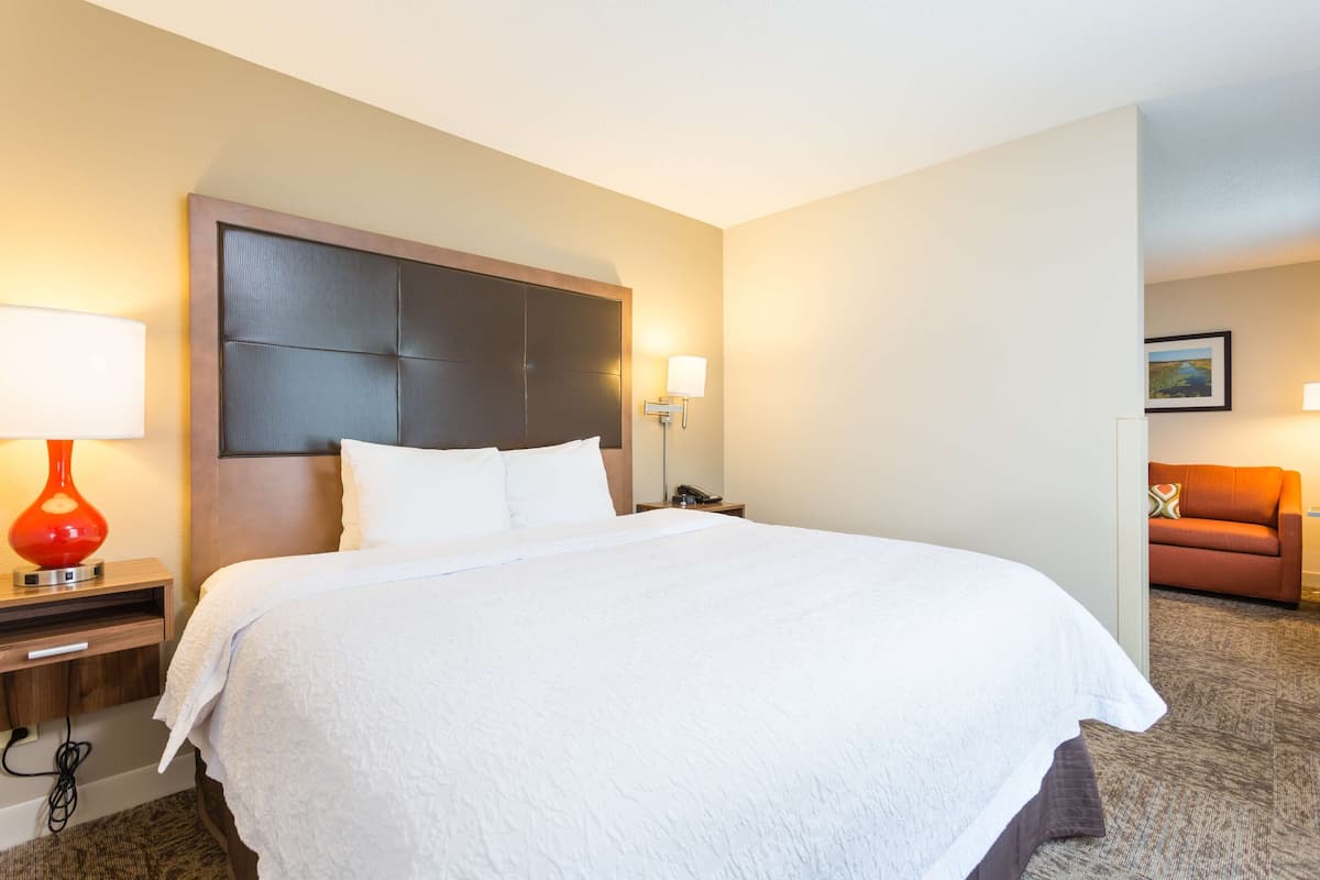 In-room safe, free WiFi, bed sheets