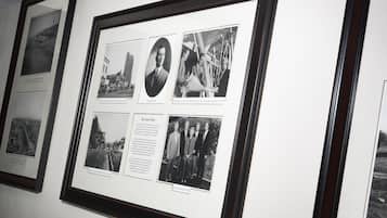 Una vitrina con fotografías blanco y negro y paneles de texto, probablemente en un museo o exposición histórica.