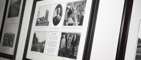 Une présentation encadrée comprenant des photographies en noir et blanc et des panneaux explicatifs, probablement dans un musée ou dans le cadre d’une exposition historique.