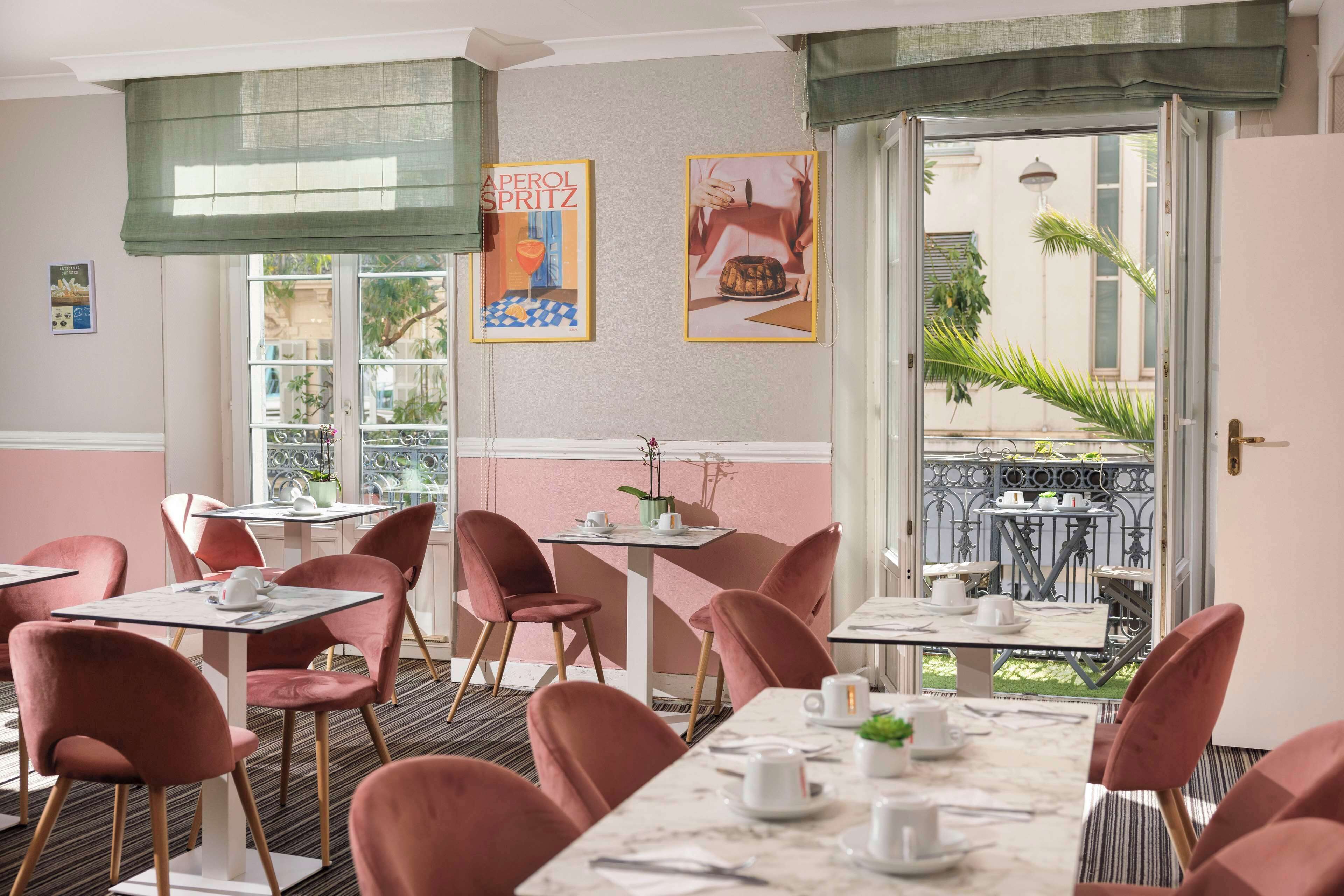 Tägliches Frühstücksbuffet (17 EUR pro Person)