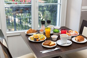 Petit-déjeuner buffet (17 EUR par personne)