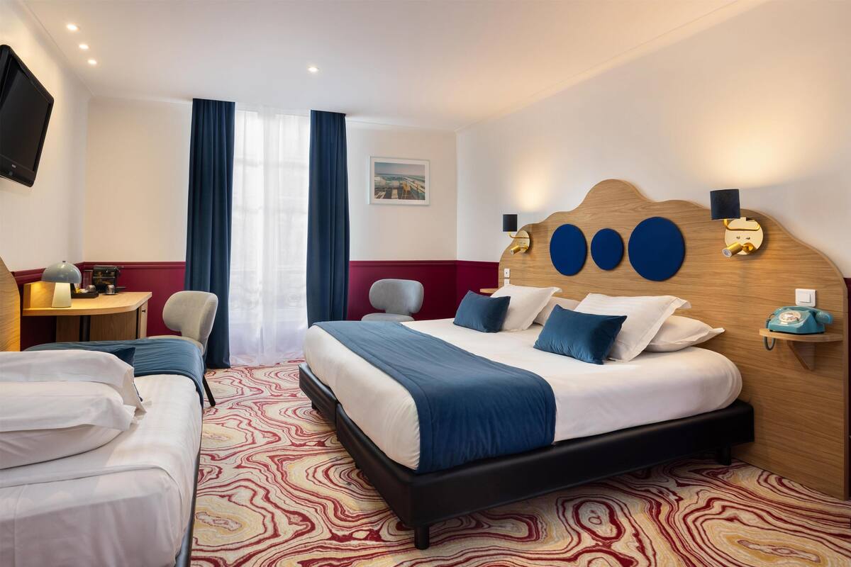 غرفة ديلوكس - عدة أسرّة - لغير المدخنين (Twin bed on request) | أغطية فراش متميزة وأسرّة بطبقة علوية مريحة وخزنة داخل الغرفة ومكتب