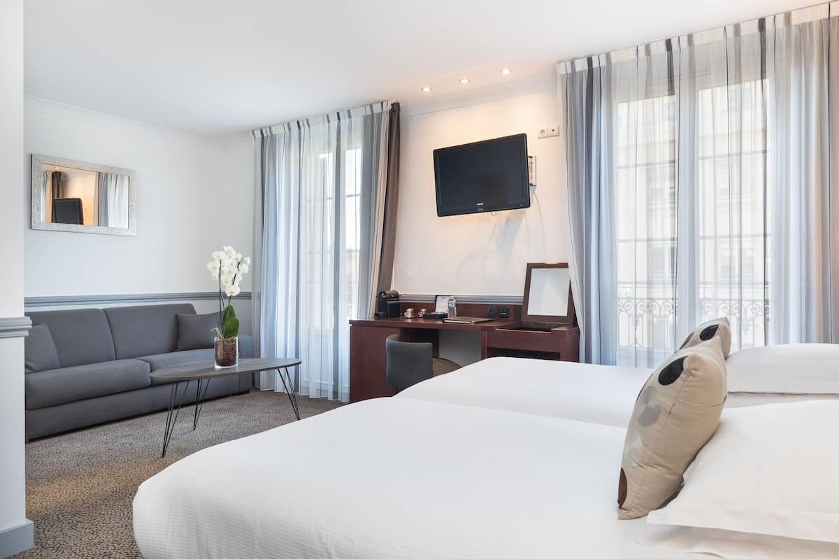 Suite Junior, 1 Tempat Tidur King, Bebas Asap Rokok (Twin bed on request;with Sofabed) | Seprai premium, bantalan ekstra lembut, brankas, dan meja kerja