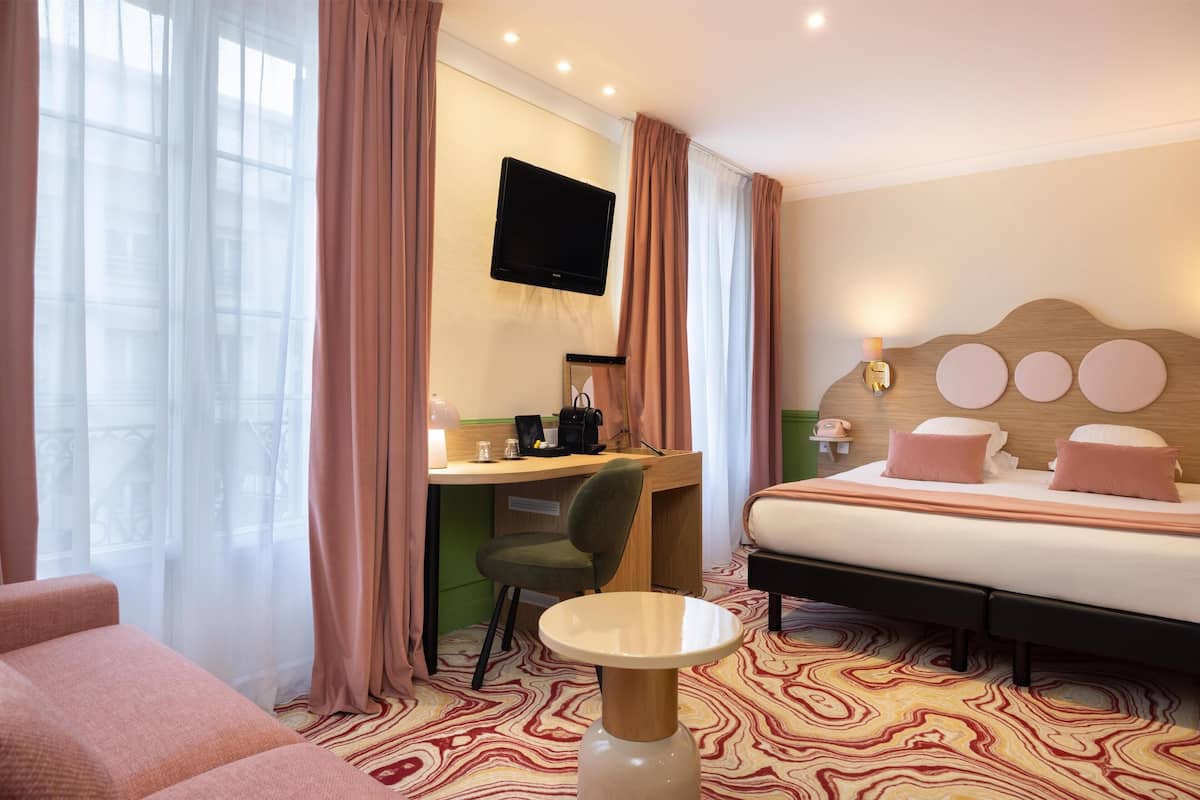 جناح جونيور - سرير ملكي - لغير المدخنين (Twin bed on request;with Sofabed) | أغطية فراش متميزة وأسرّة بطبقة علوية مريحة وخزنة داخل الغرفة ومكتب