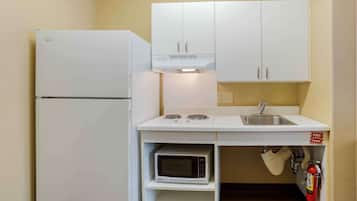 Estúdio, 1 cama Queen, acessível, para não fumantes | Cozinha privada | Geladeira, micro-ondas, cooktop