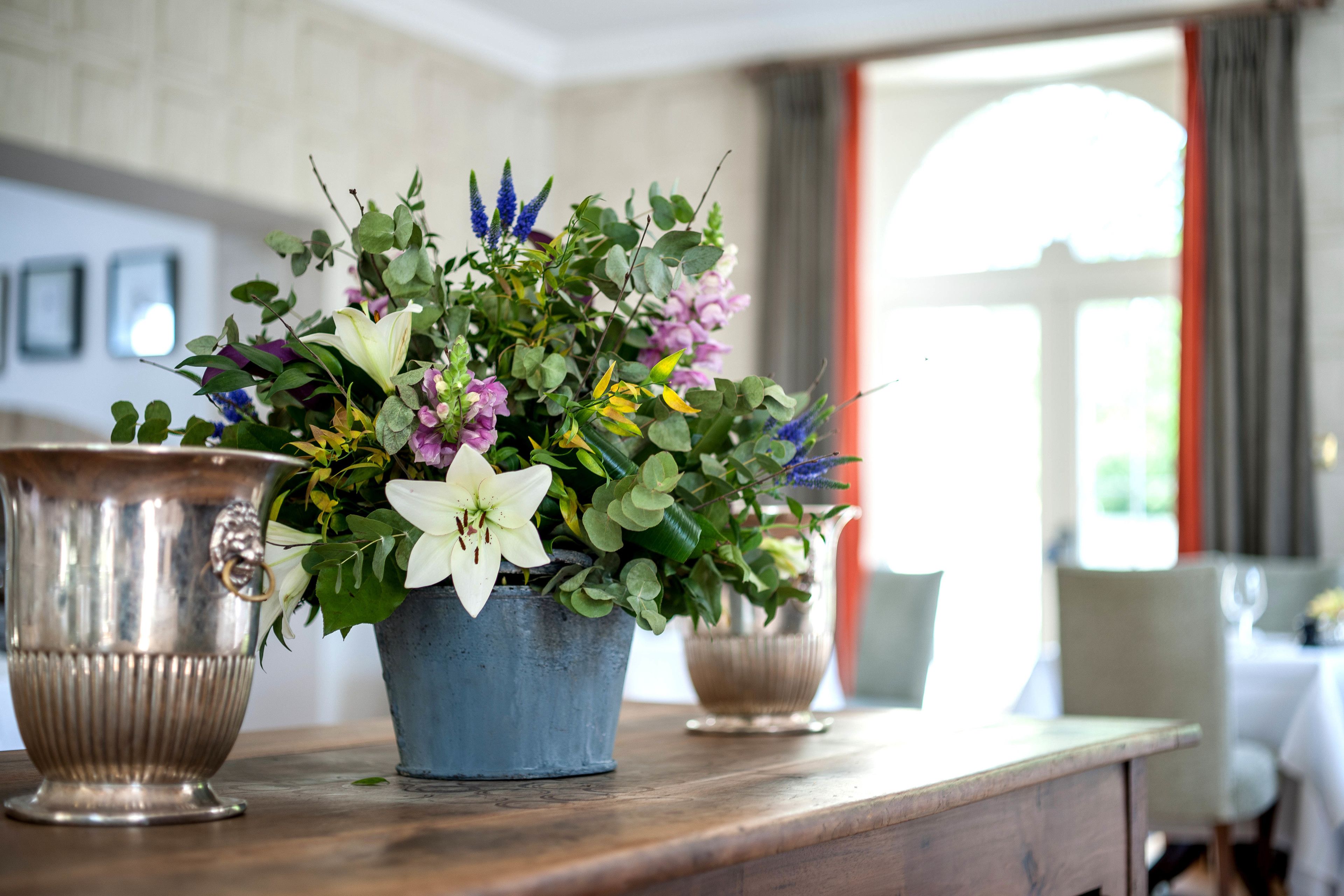 daily cooked-to-order breakfast (gbp 25.00 per person)