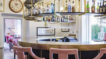 Serves lunch and dinner