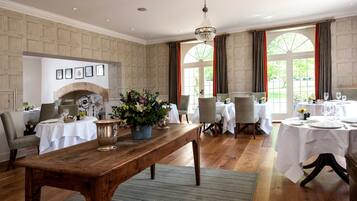 2 restaurants, breakfast served