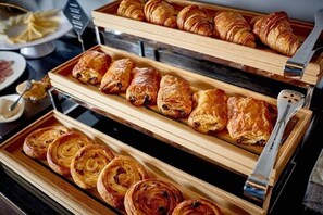 A display of assorted pastries in wooden trays. - The Slaughters Manor House (Cheltenham)