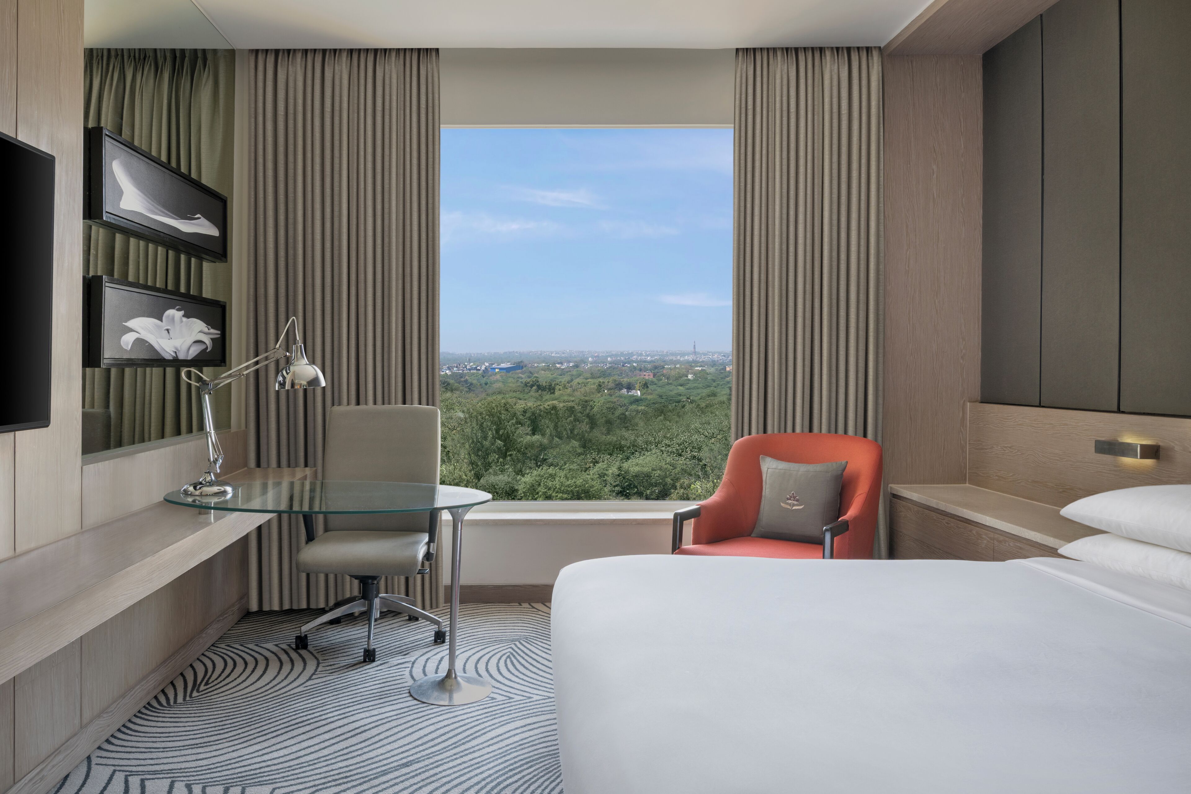 executive room, 1 king bed, non smoking, city view | premium bedding, minibar, in-room safe, individually furnished