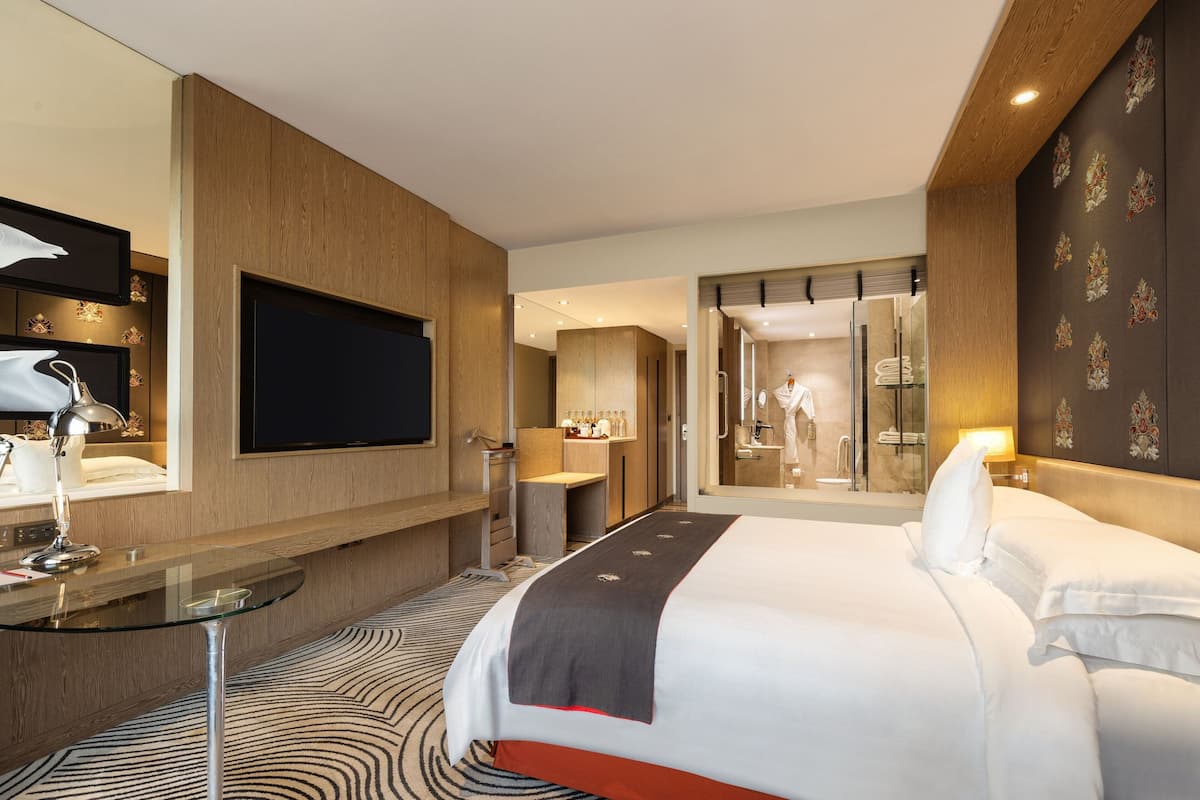 Club Room, 1 King Bed, Non Smoking, City View | Lounge