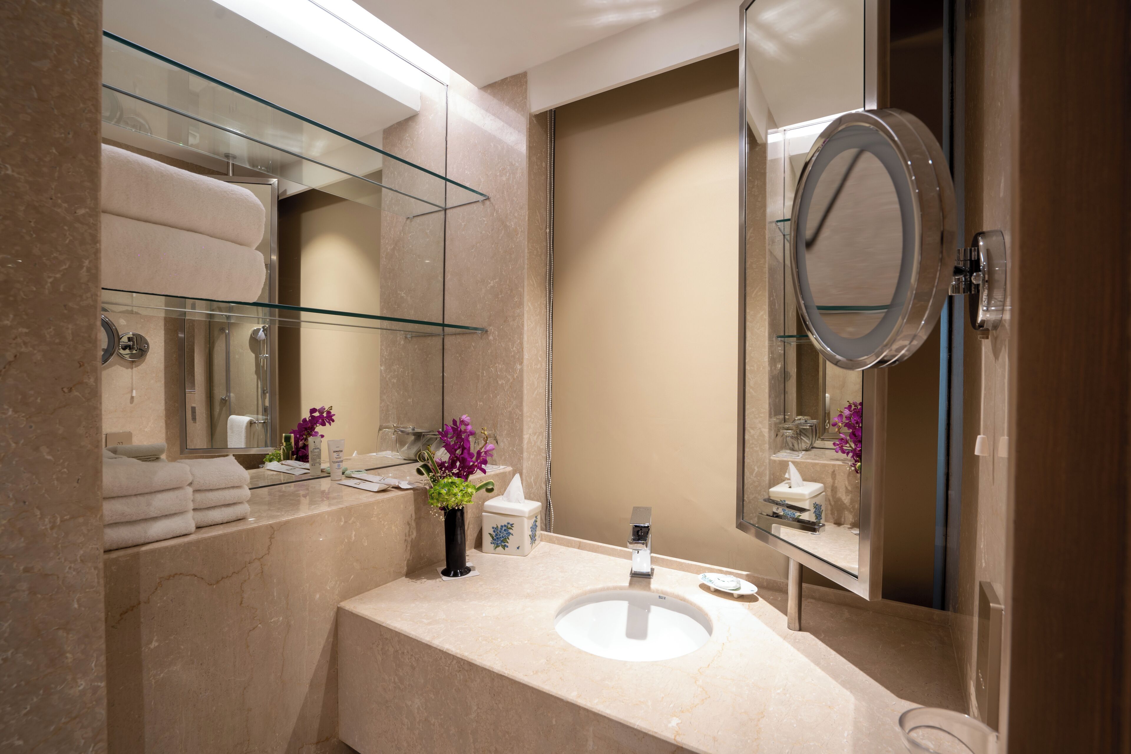 executive room, 1 king bed, non smoking, city view | bathroom | free toiletries, hair dryer, bathrobes, slippers