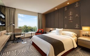 行政客房, 1 张特大床, 城市景观 | 高档床上用品、迷你吧、客房内保险箱、特色家居