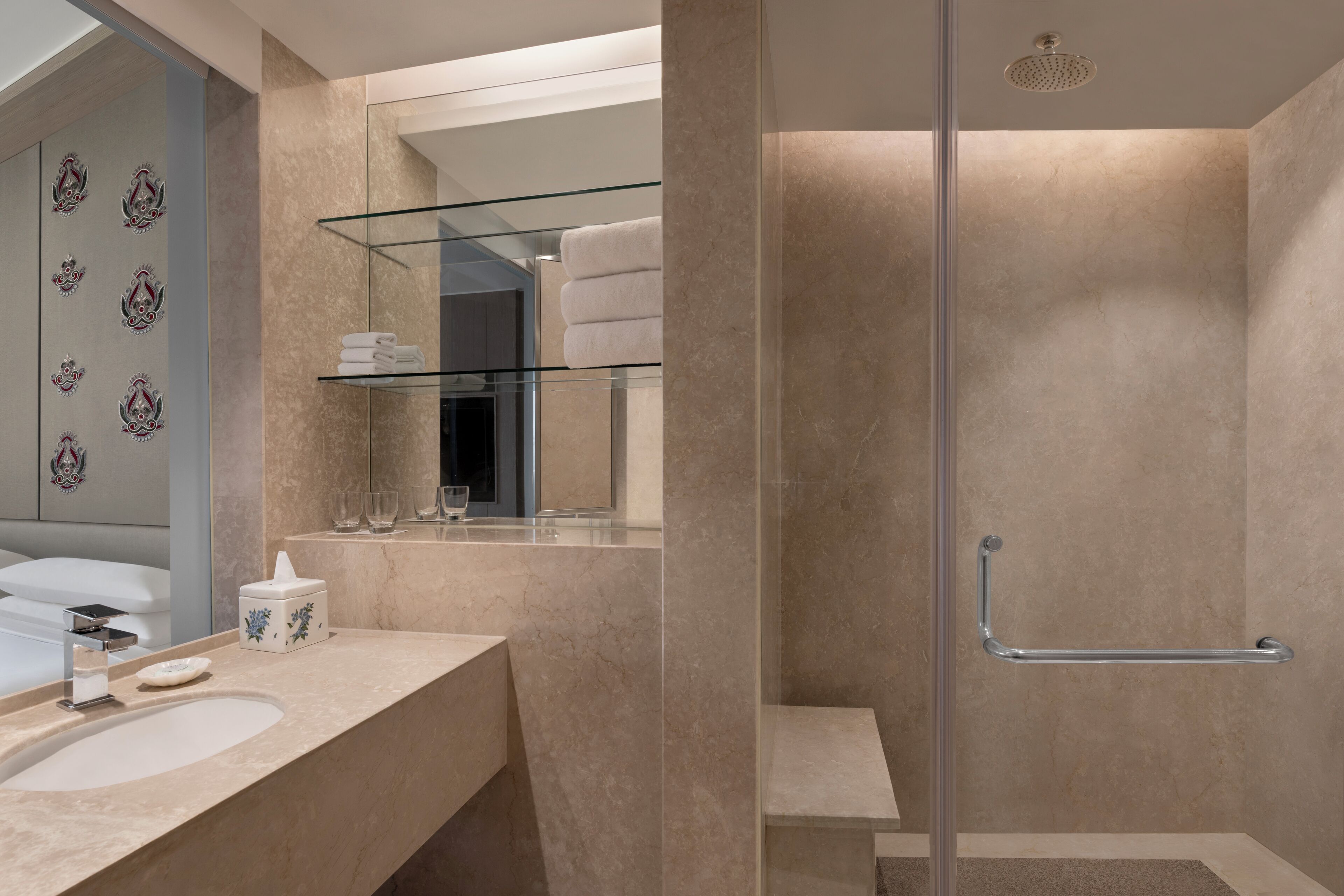 Une salle de bain moderne avec une douche à parois de verre, un meuble-lavabo et un miroir.