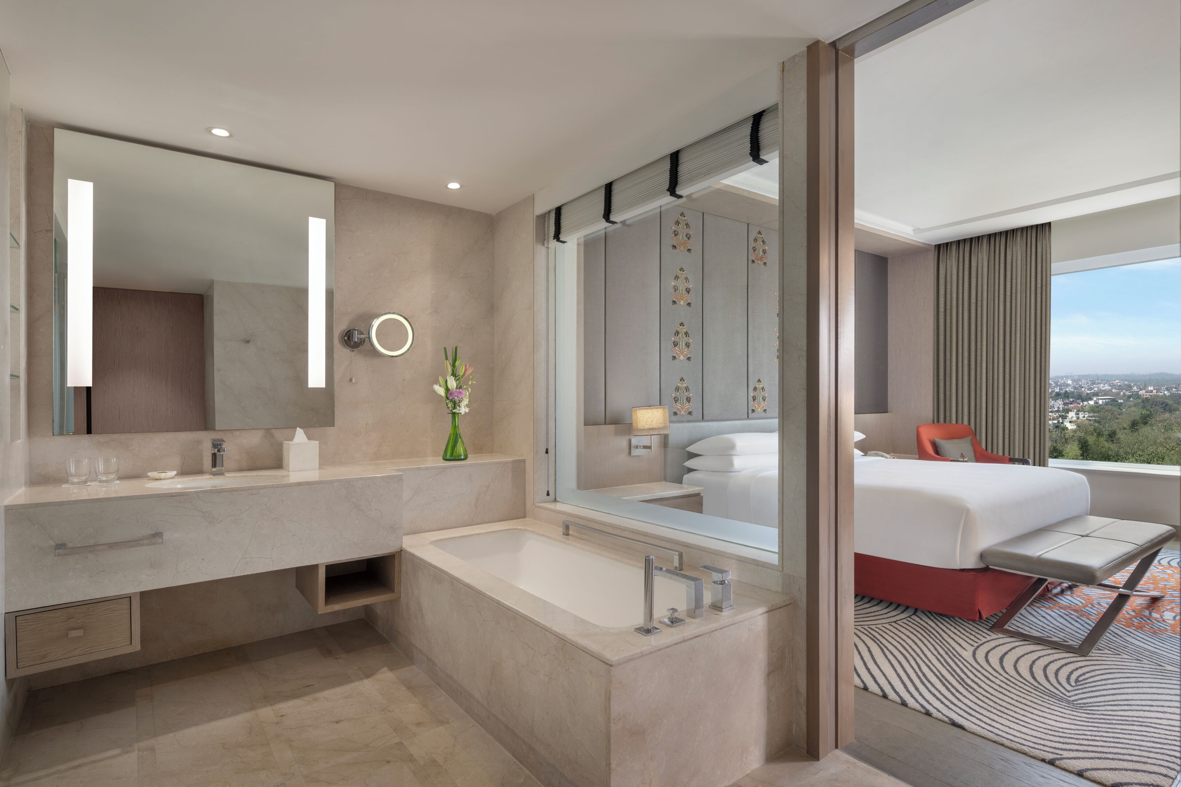 Executive Suite, 1 Queen Bed | Bathroom | Free toiletries, hair dryer, bathrobes, slippers