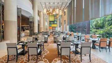 2 restaurants; breakfast, lunch and dinner served