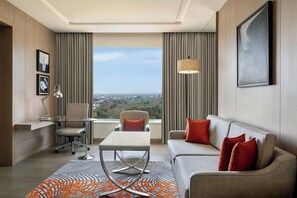 行政套房, 1 张特大床 | 客厅 | 50-英寸LED 电视 （配备卫星频道）、电视