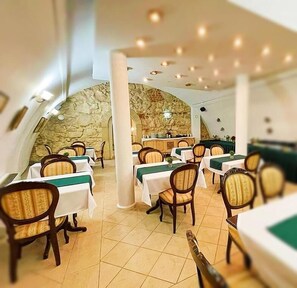 Petit déjeuner, déjeuner et dîner servis sur place