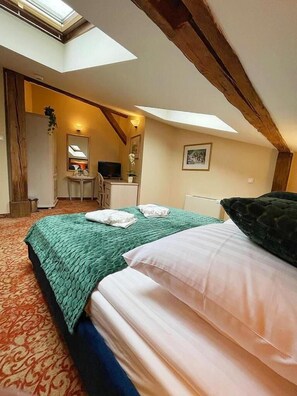 Minibar, in-room safe, desk, iron/ironing board - Amadeus (Kraków)