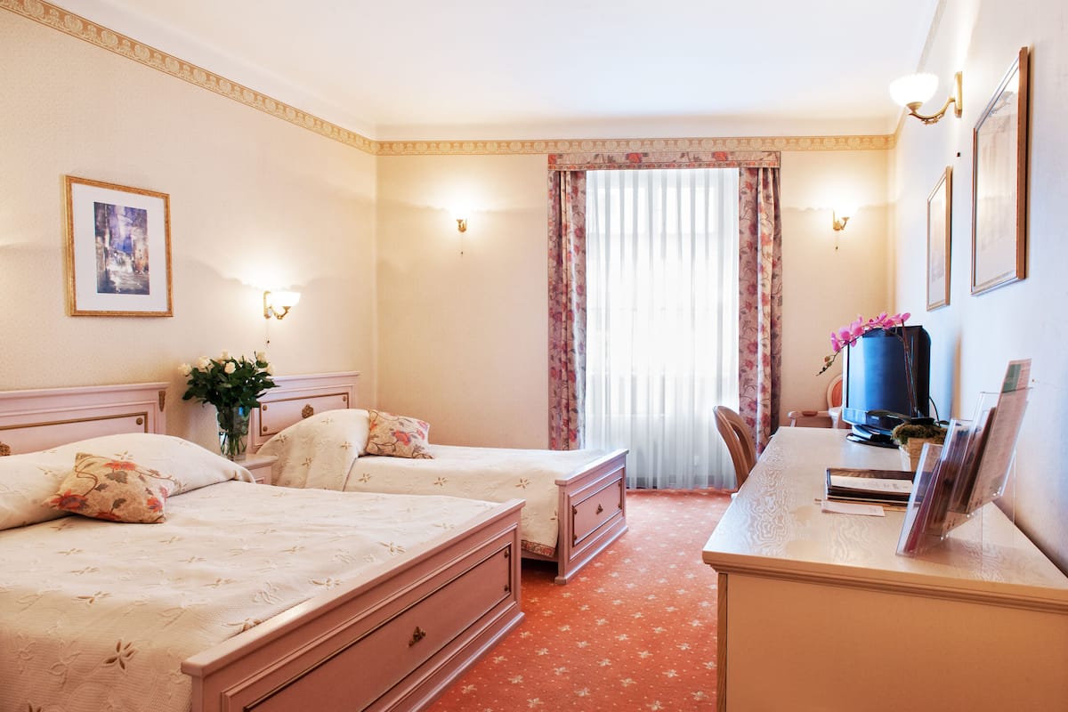 Minibar, coffres-forts dans les chambres, bureau