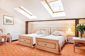 Minibar, coffres-forts dans les chambres, bureau